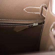 Muatkan imej ke dalam penonton Galeri, <transcy>[BARU] Hermès Kelly Sellier 28 | Perkakasan Etoupe Epsom Palladium</transcy>
